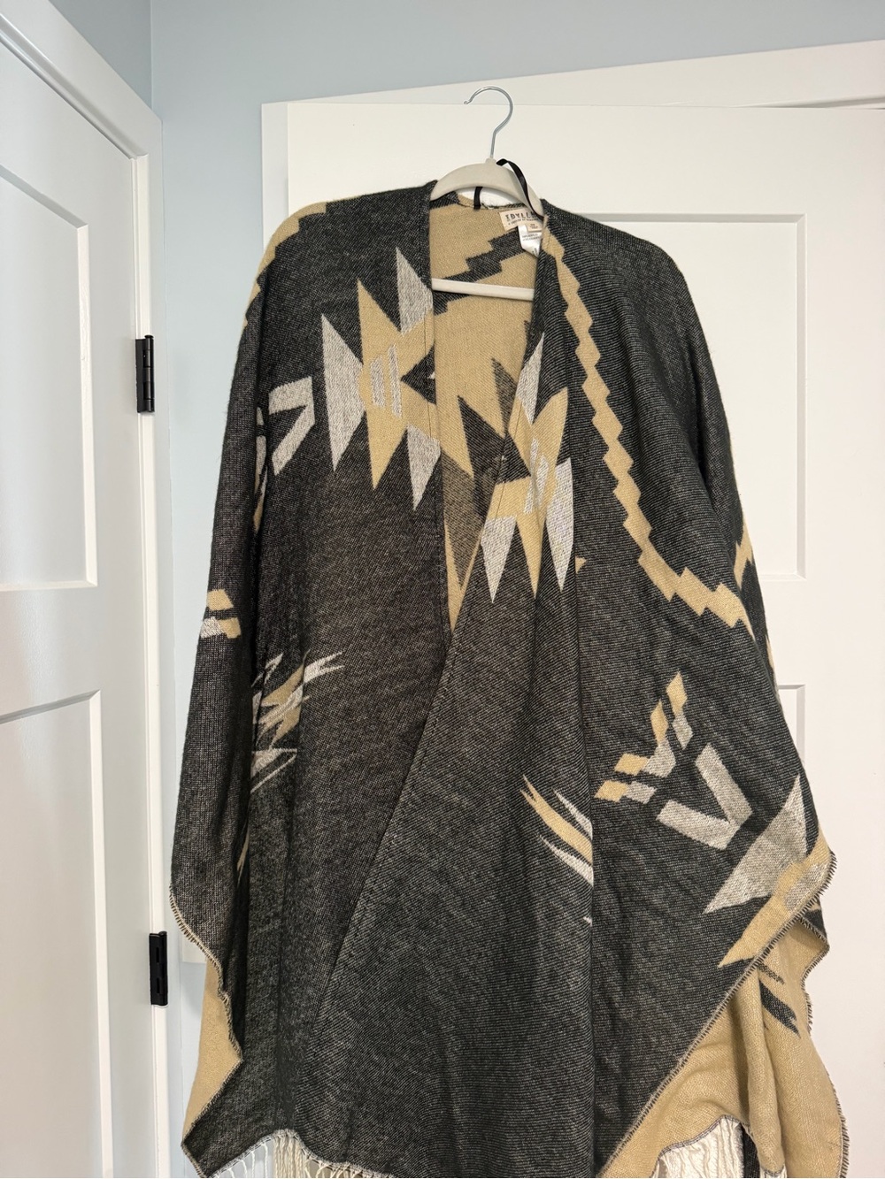 Idyllwind Charcoal & Beige Aztec Open-Front Poncho